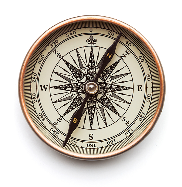 antique compass close up isolated on white background Boussole en bronze antique, gros plan
