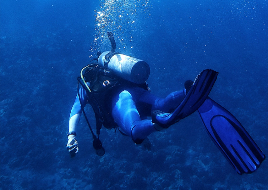 Image sous-marine d'un plongeur avec de longues nageoires